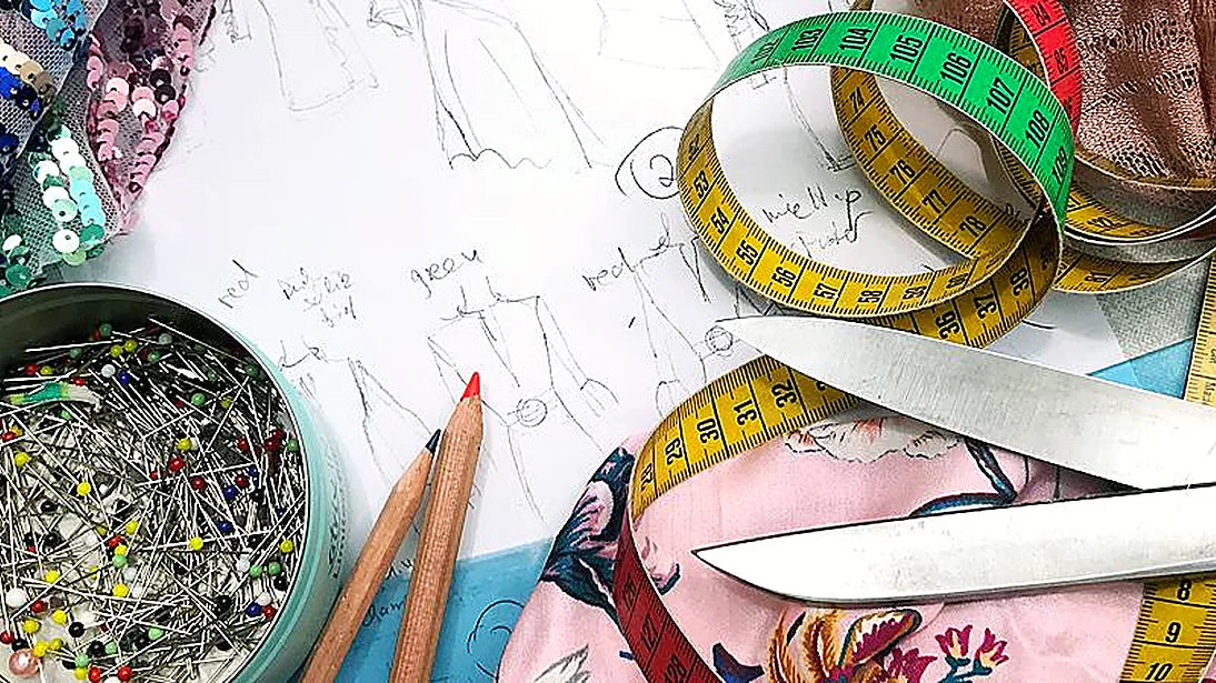 Stecknadeln, Maßband, Schere, Skizze und Stoffe – so beginnt ein Designerkleid