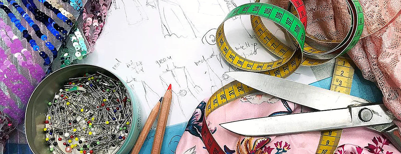 Stecknadeln, Maßband, Schere, Skizze und Stoffe – so beginnt ein Designerkleid