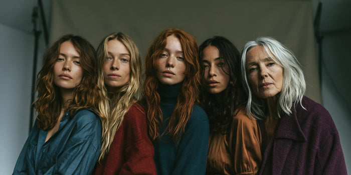 Fünf Frauen mit unterschiedlichen Haarfarben — Braun, Blond, Rot, Schwarz, Grau — Editorial-Diversity-Aufnahme