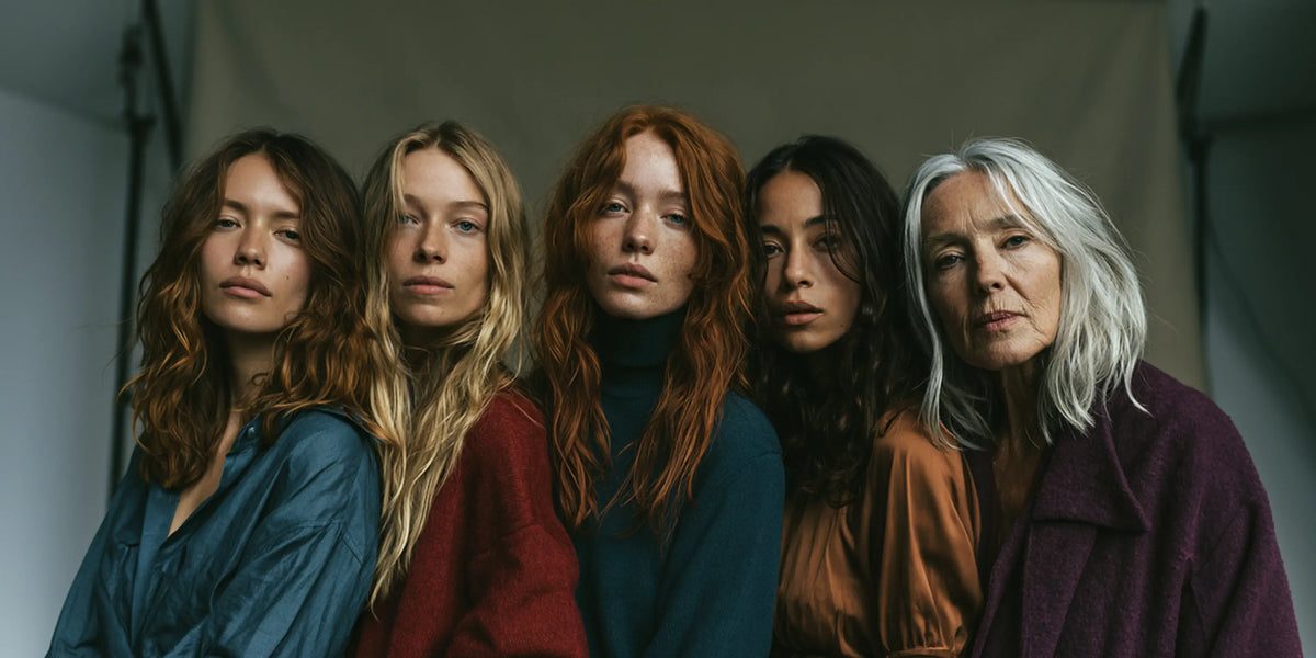 Fünf Frauen mit unterschiedlichen Haarfarben — Braun, Blond, Rot, Schwarz, Grau — Editorial-Diversity-Aufnahme