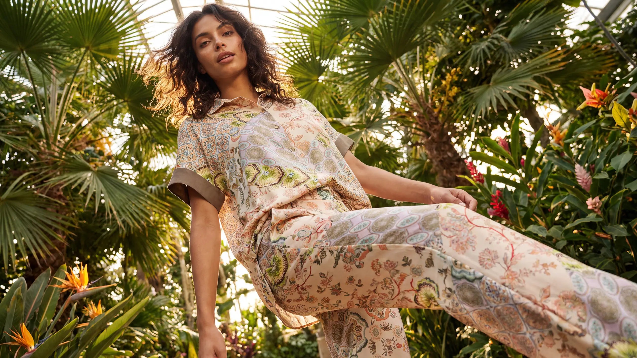 Ana Alcazar Zweiteiler für den Sommer im Retroprint - KI generiert