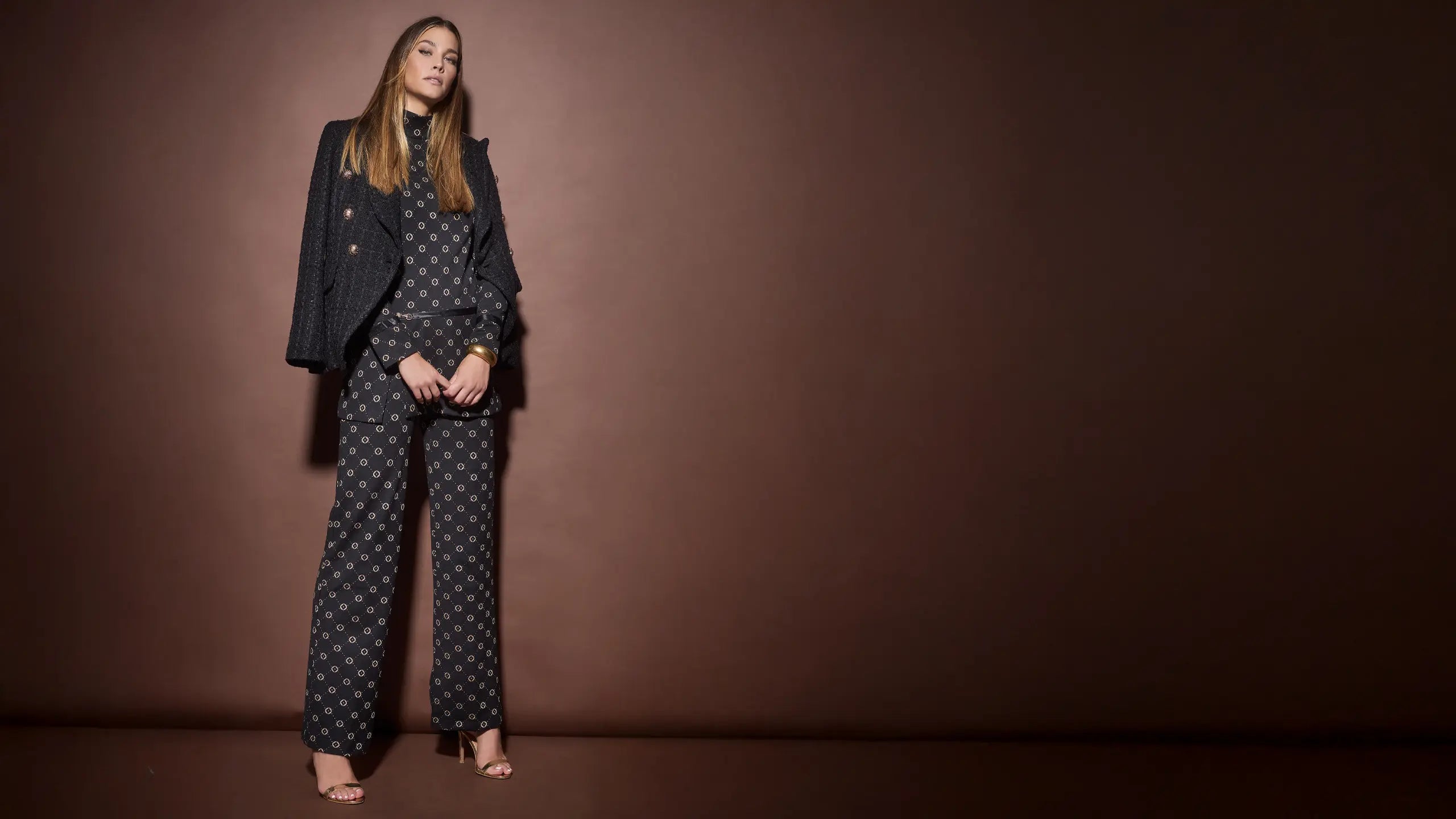 Ana Alcazar Zweiteiler Look - Bouclé Blazer mit Longtop und passender Hose im Geometrie-Look