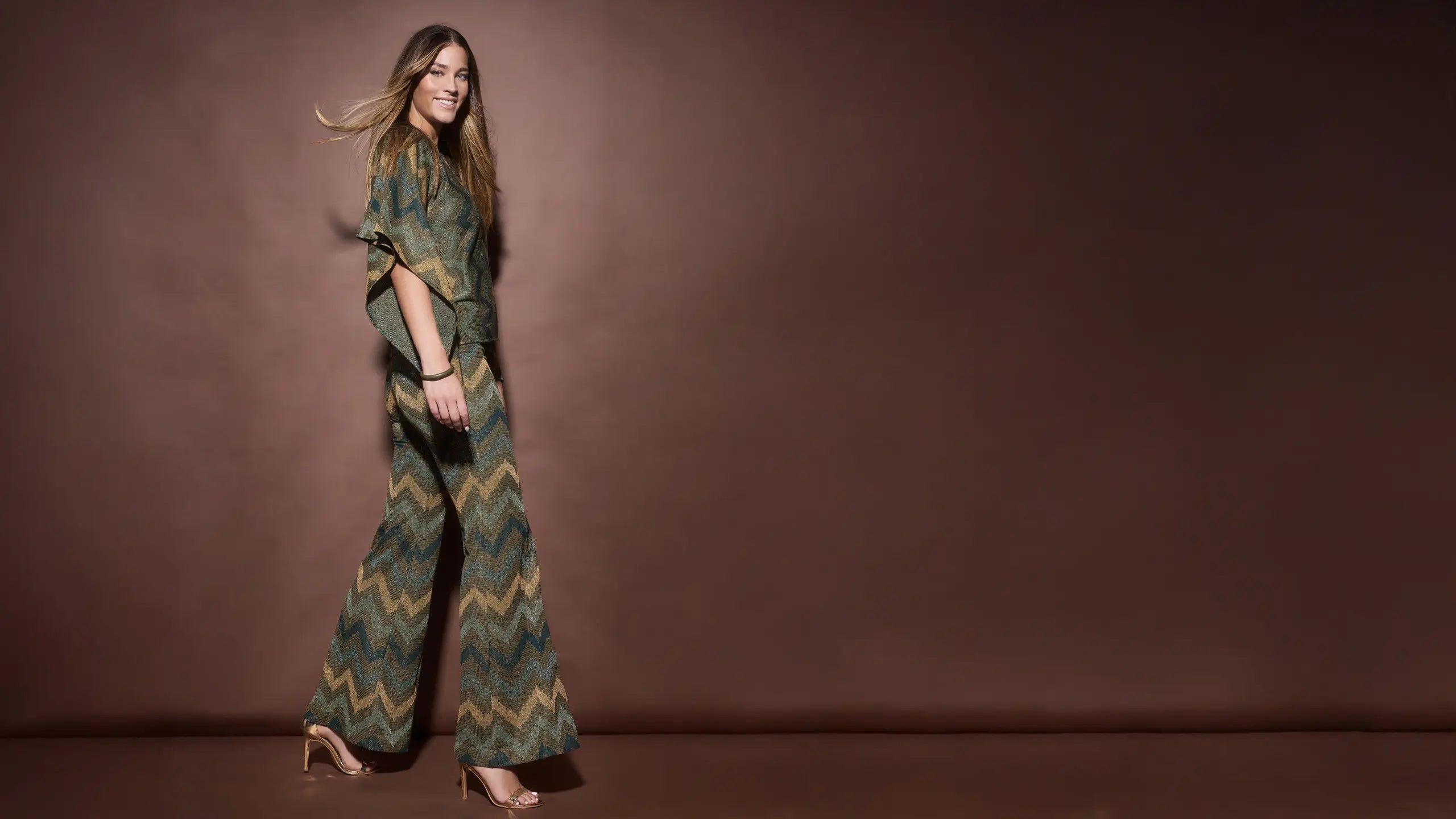 Ana Alcazar Zweiteiler Look - Ajourstrick Zweiteiler aus Hose und Top in Grün-goldenem Zick-Zack