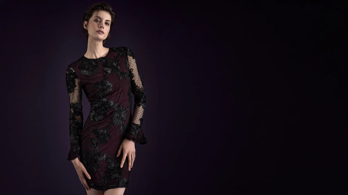 Cocktailkleid in Bordeaux-Schwarz mit Chiffon-Blüten