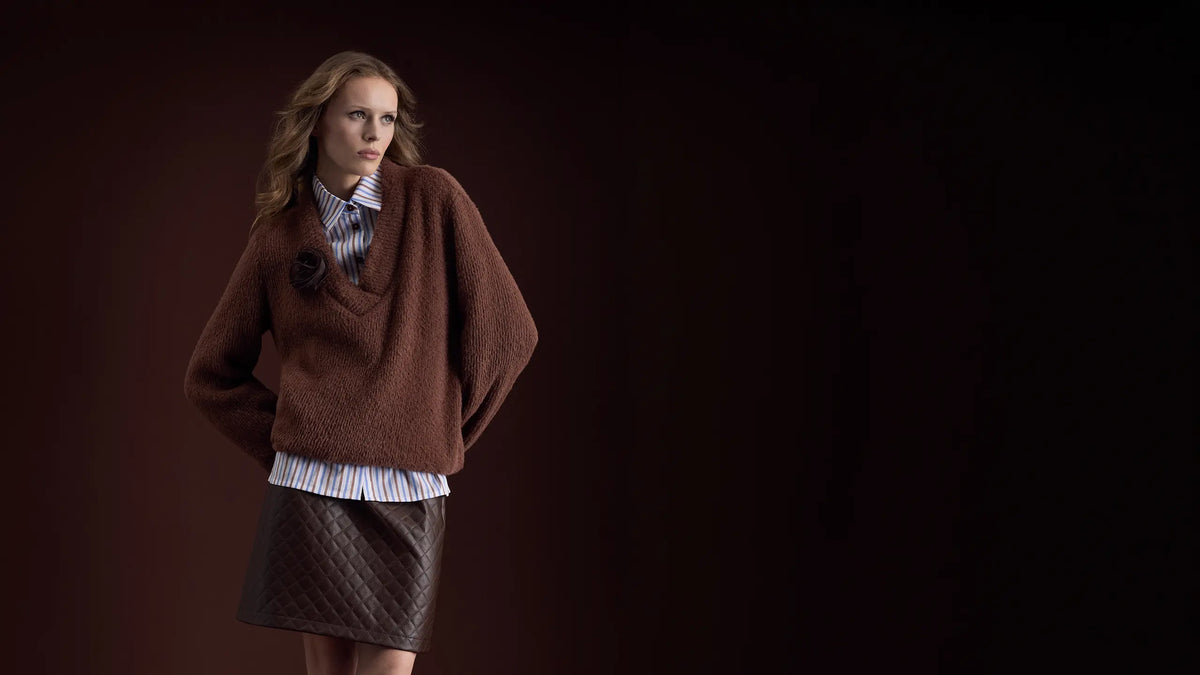 Layering Look mit braunem Plüschpullover, Streifenbluse und Kunstlederrock
