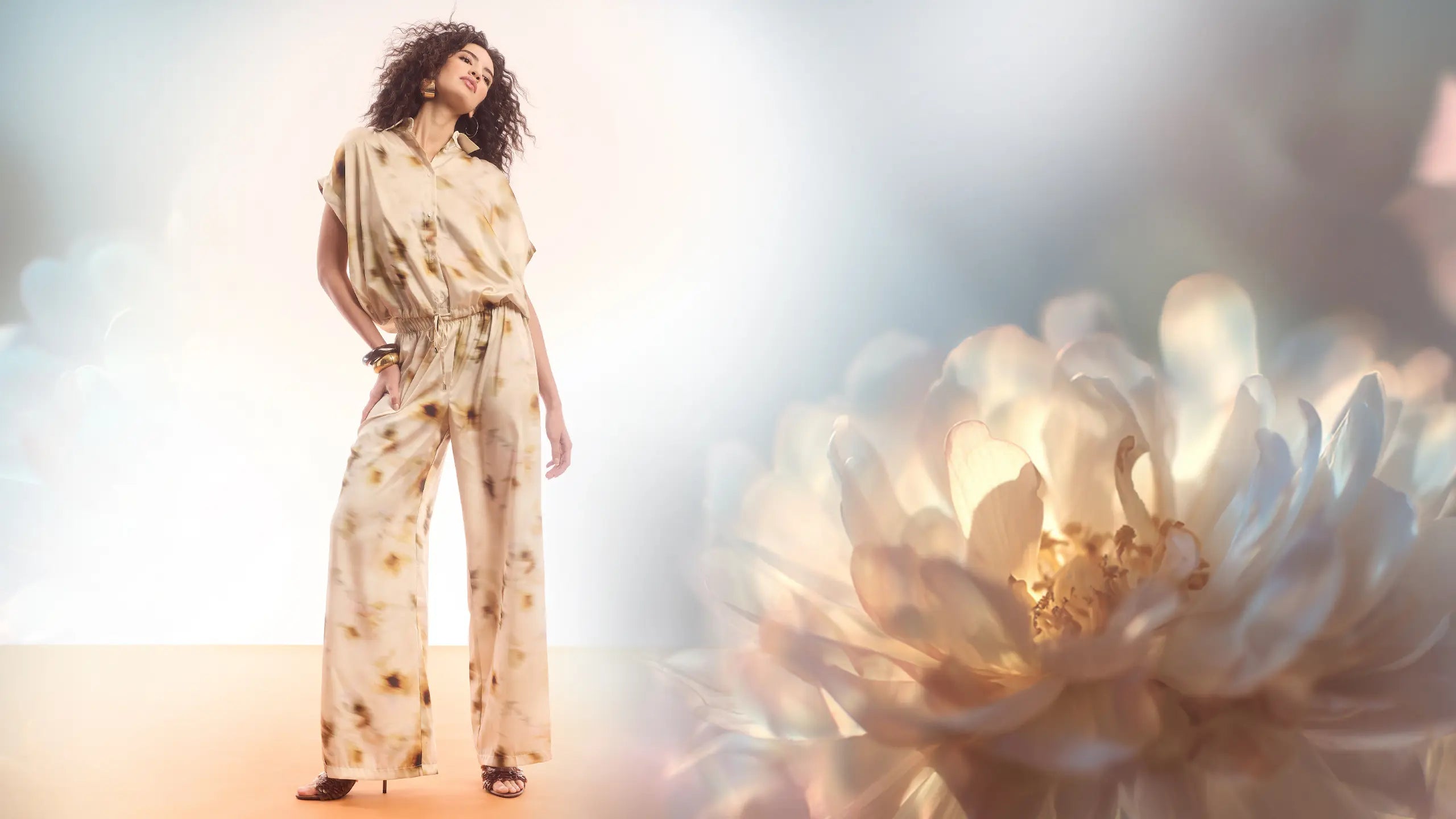 Satin Batik Top und weite Hose im Zweiteiler Look - Ana Alcazar