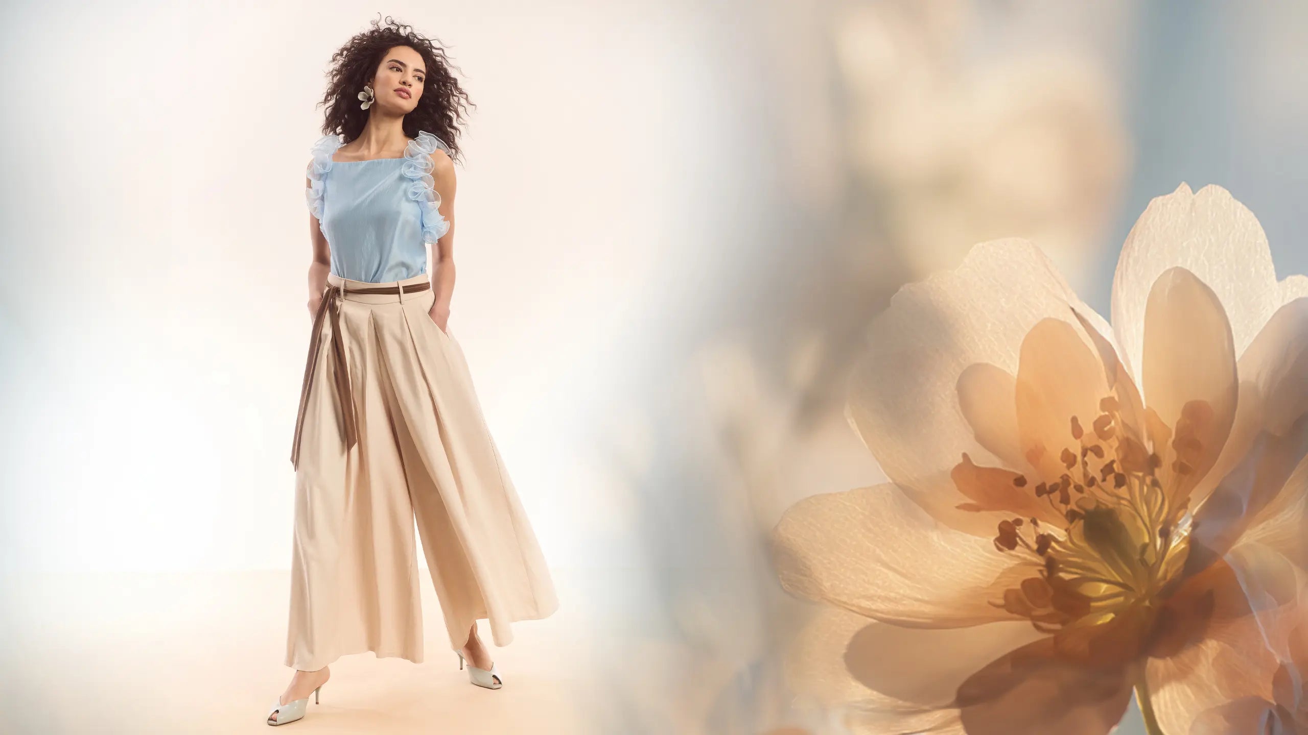 Zweiteiler Look aus beigem Hosenrock und blauem Chiffontop - Ana Alcazar