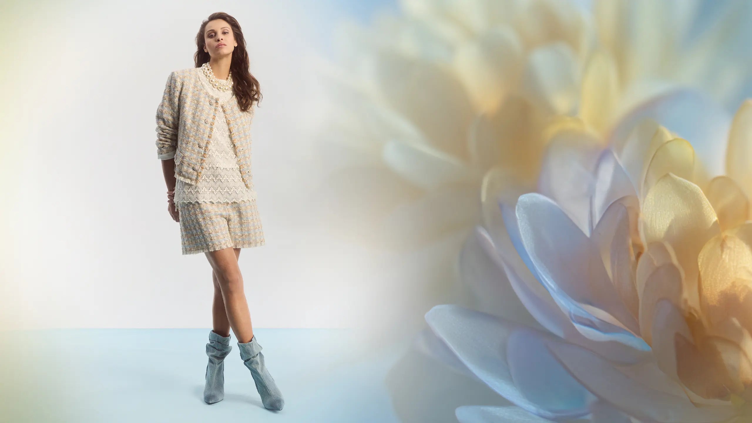 Boucle Zweiteiler aus Hotpants, Jacke und Spitzentop - Ana Alcazar