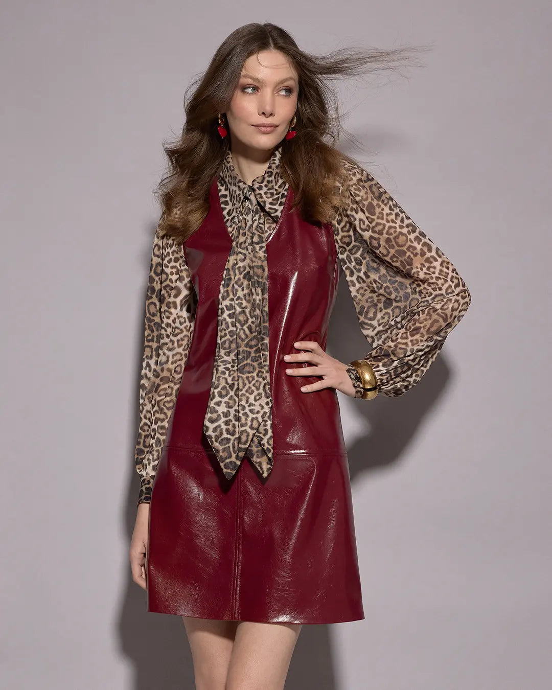 Farbtrends 2025 - Kunstlederkleid in Bordeaux mit Leoprint Bluse in Beige