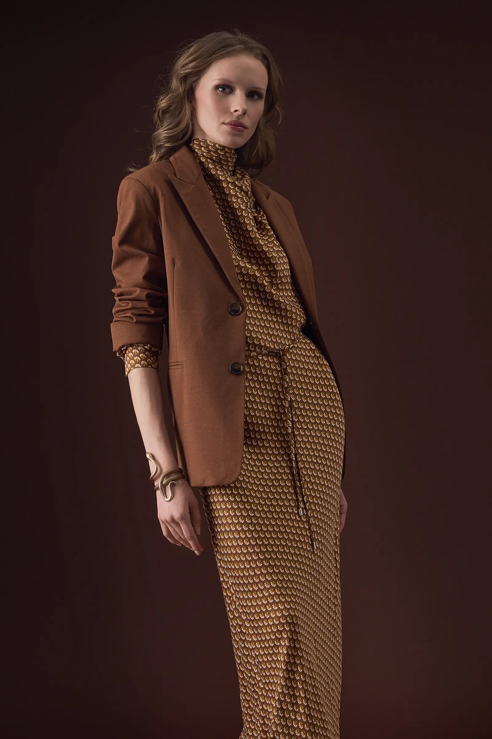 Camel blazer over honingkleurige midi-jurk – Ana Alcazar herfst/winter 2026/2027