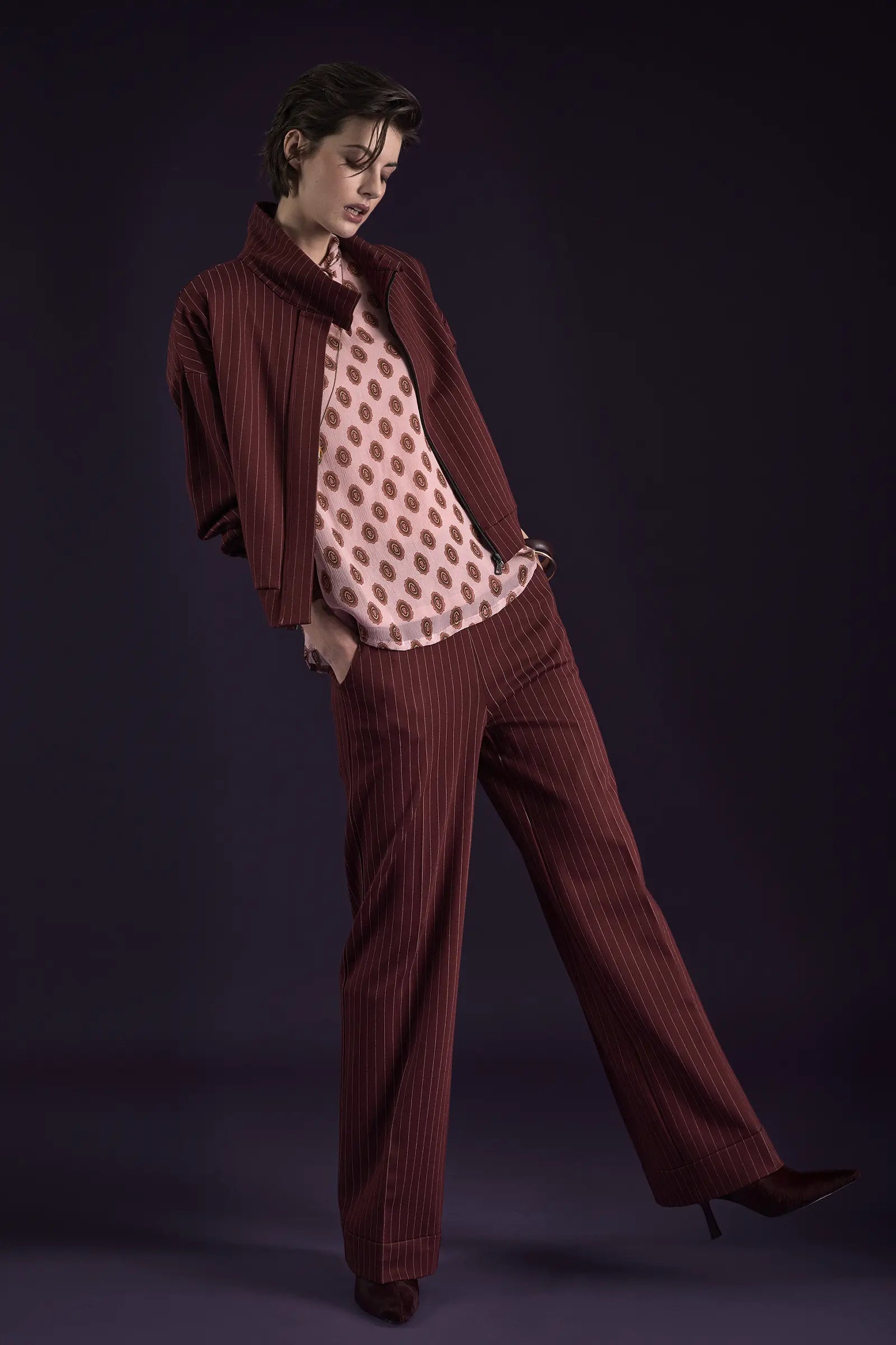 Bordeaux jasje en bordeaux krijtstreepbroek met zachtroze chiffonblouse – Ana Alcazar