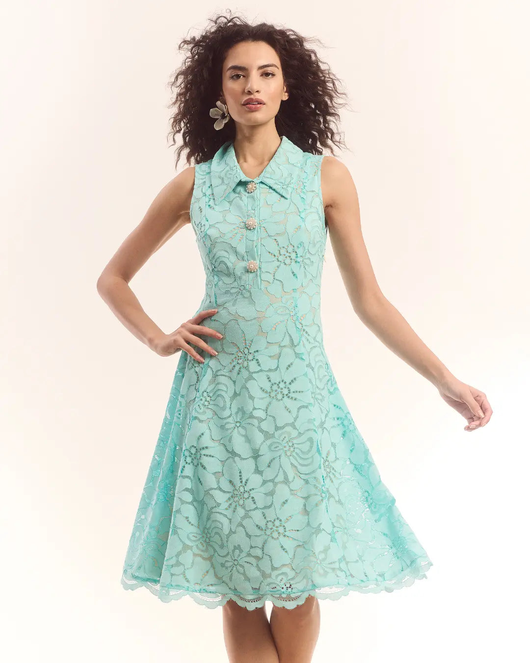 Farbtrends Sommer 2026 - Aqua-türkises Spitzenkleid bei Ana Alcazar