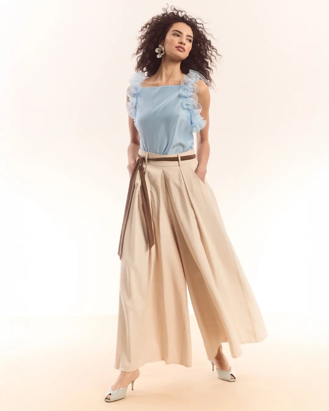 Farbtrends Sommer 2026 - Beiger Hosenrock mit hellblauem Chiffontop bei Ana Alcazar