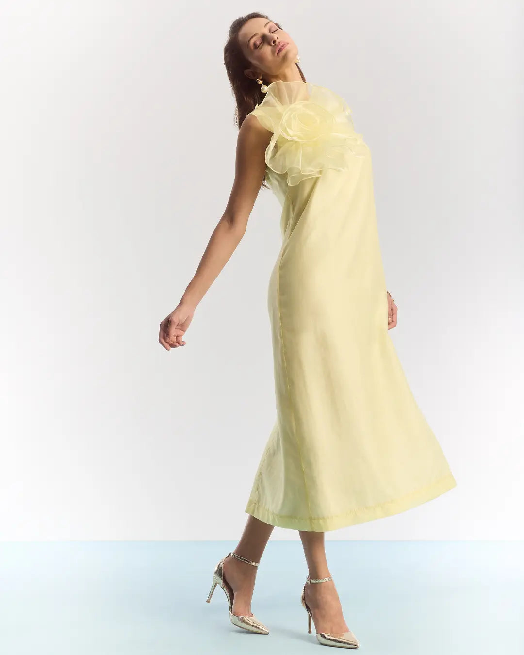 Modefarben Trends Sommer 2026 - gelbes Chiffonkkleid bei Ana Alcazar